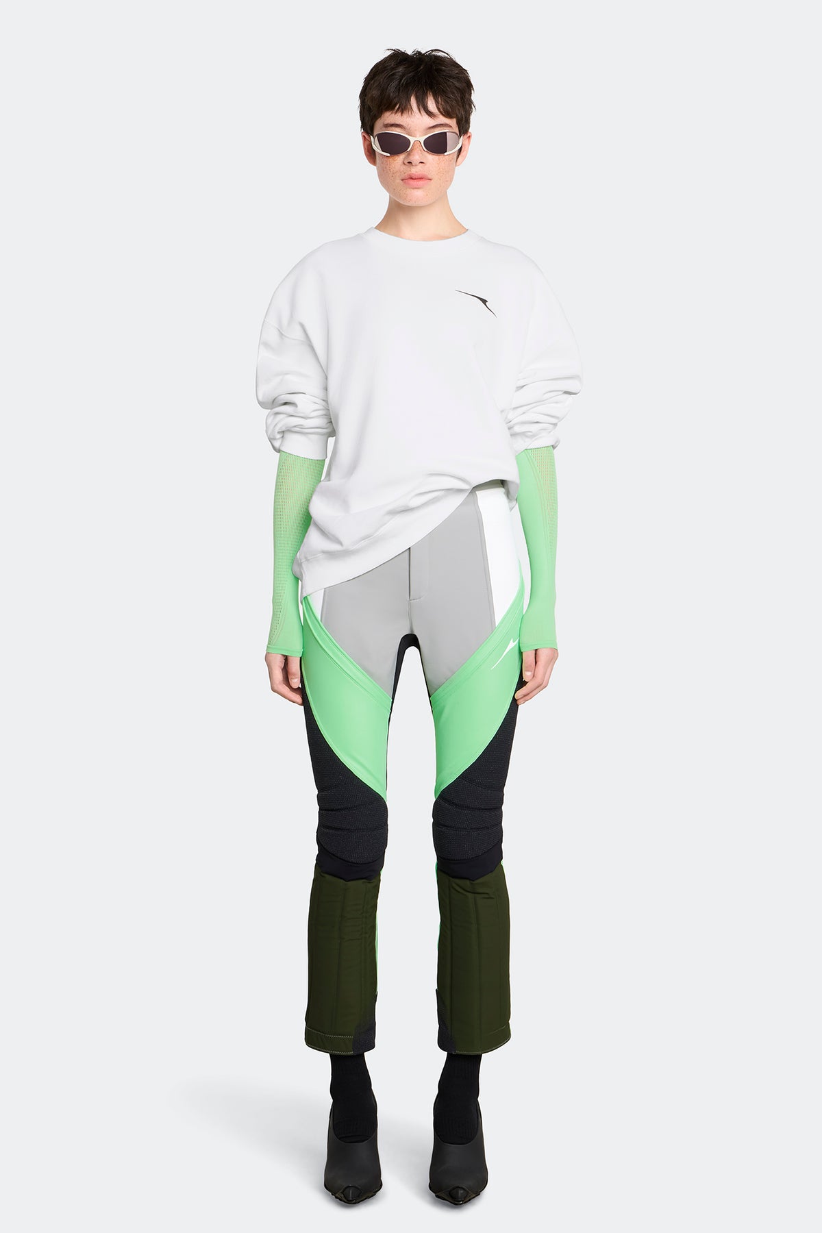 Dawn Graphic Relaxed Crew - Optical Earth 9083 - on_full_body_01