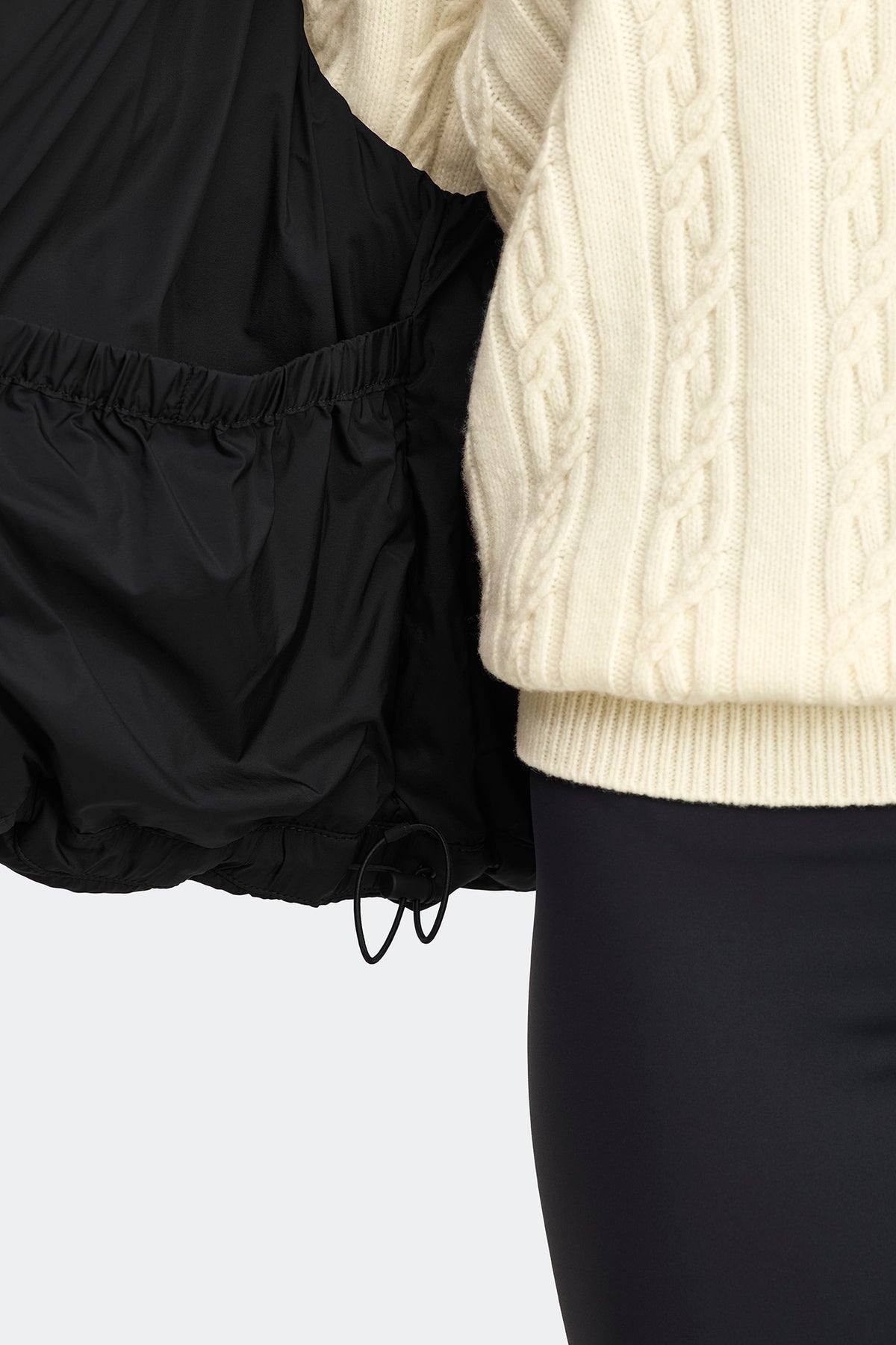 Fallon Puffer Vest Tonal Disc - Black 9061 - on_detail_01