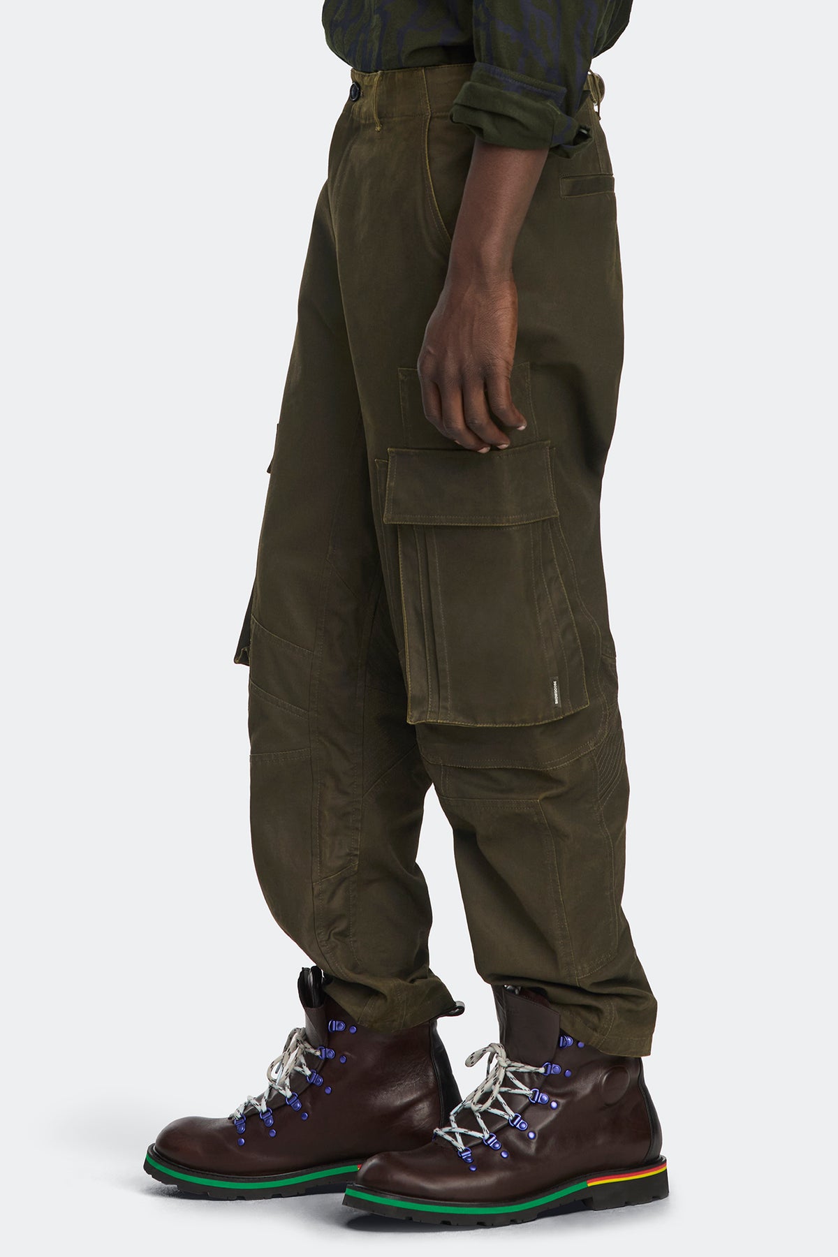 Fable Cargo Pant - Desert Olive 8907 - on_side_01