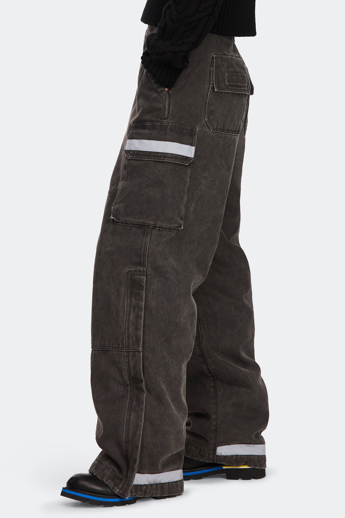 Starvine Pant - Tar Grey 9780 - on_side_01