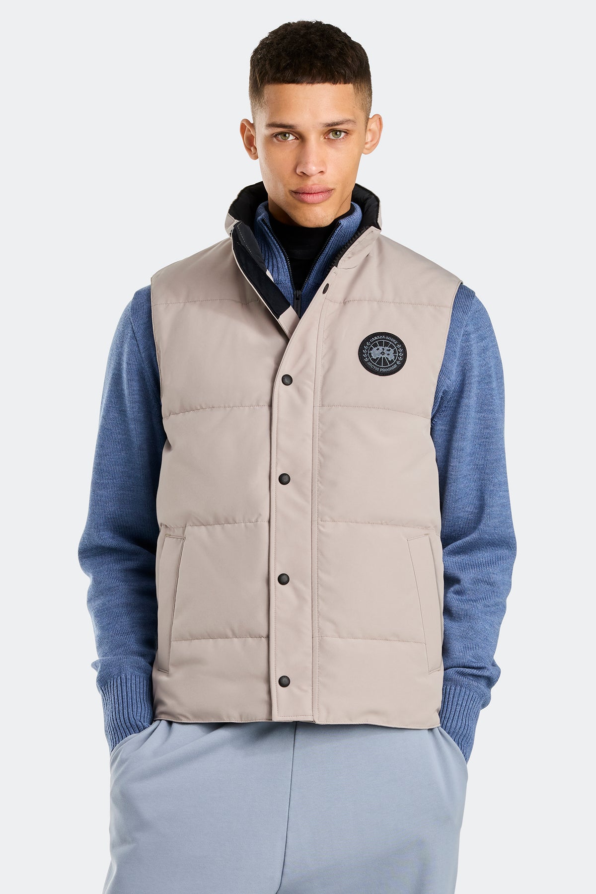 Garson Vest Black Disc - Limestone 432 - on_front_closed_01