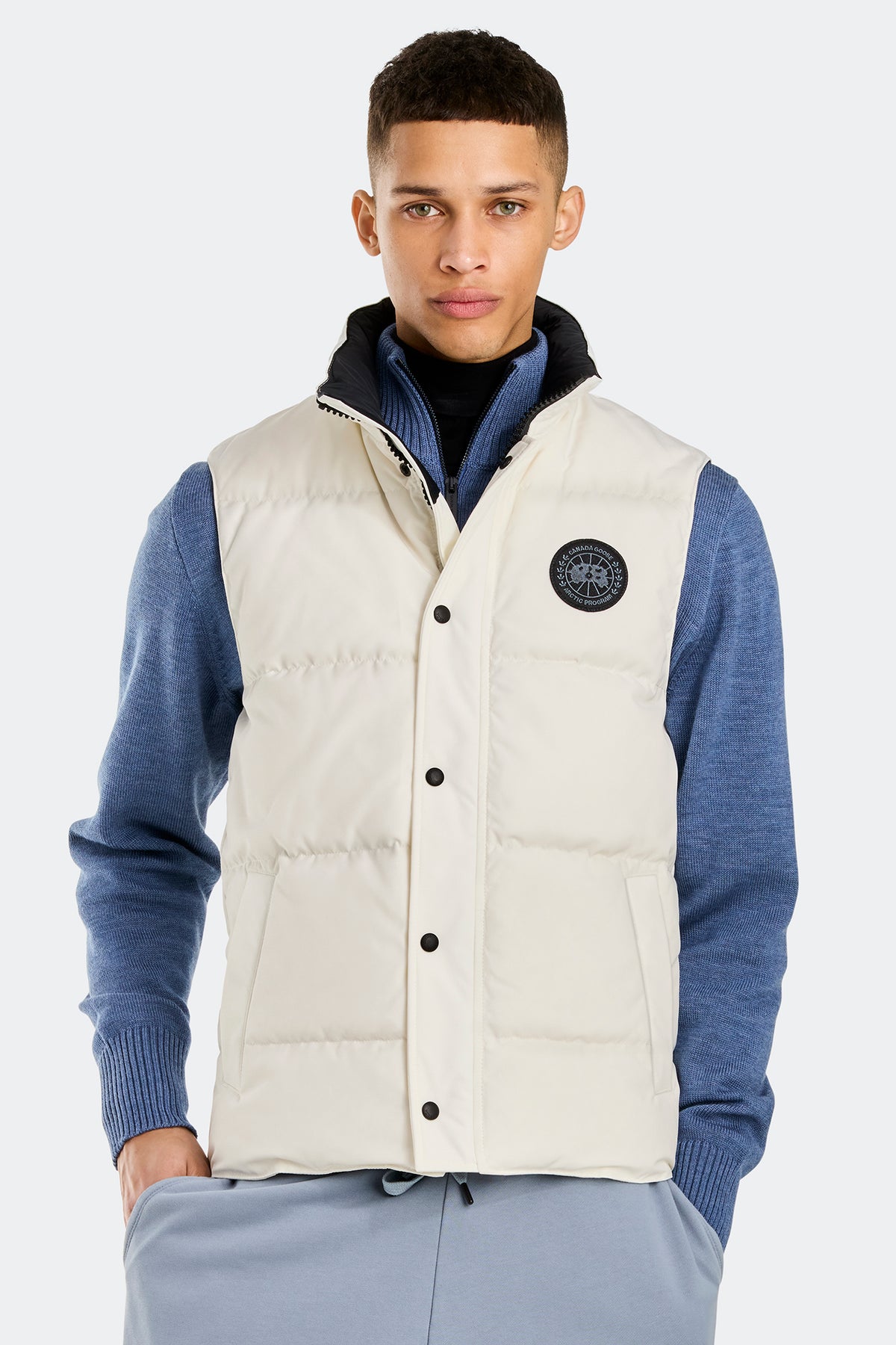 Garson Vest Black Disc - Northstar White 433 - on_front_closed_01