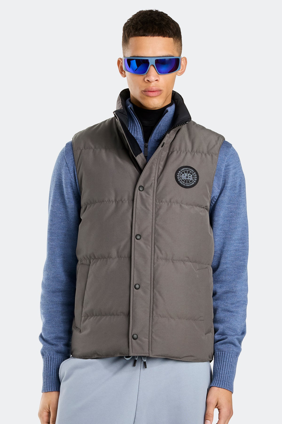Garson Vest Black Disc - Coastal Grey 811 - on_front_closed_01