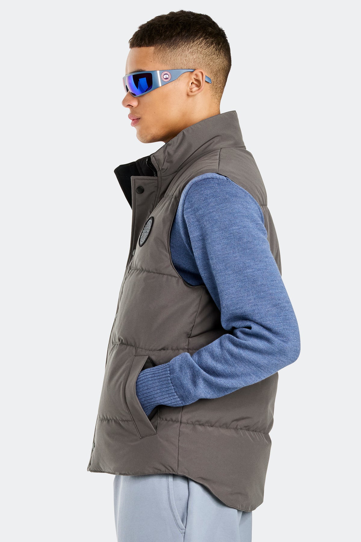 Garson Vest Black Disc - Coastal Grey 811 - on_side_01
