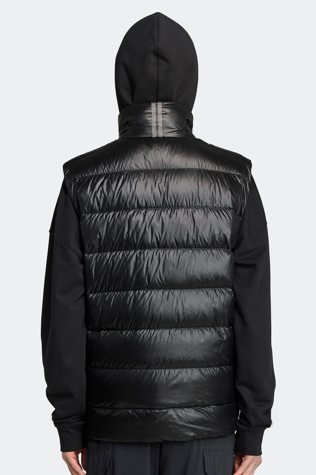 Crofton Vest Black Disc - Black 61 - on_back_01