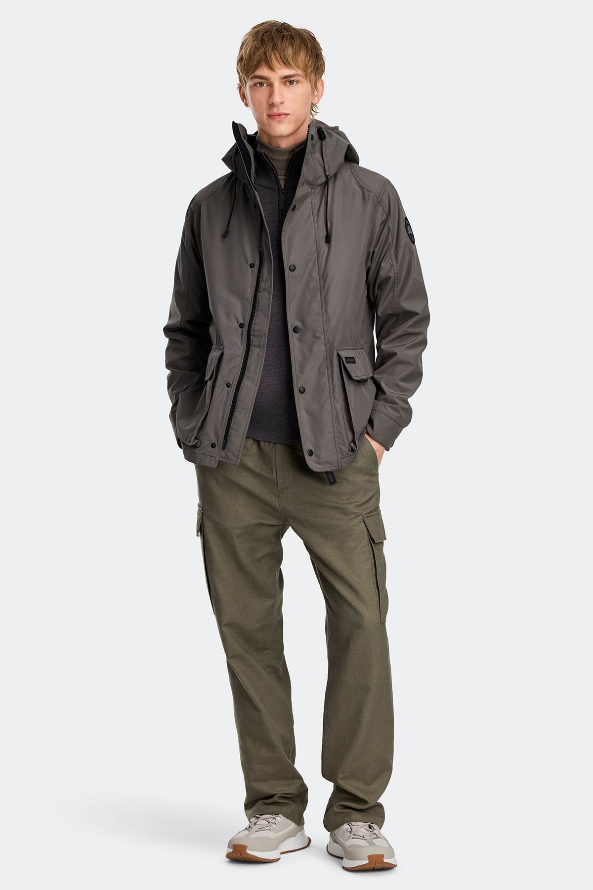 Lockeport Lightweight Jacket Black Disc - Coastal Grey 811 - on_full_body_01