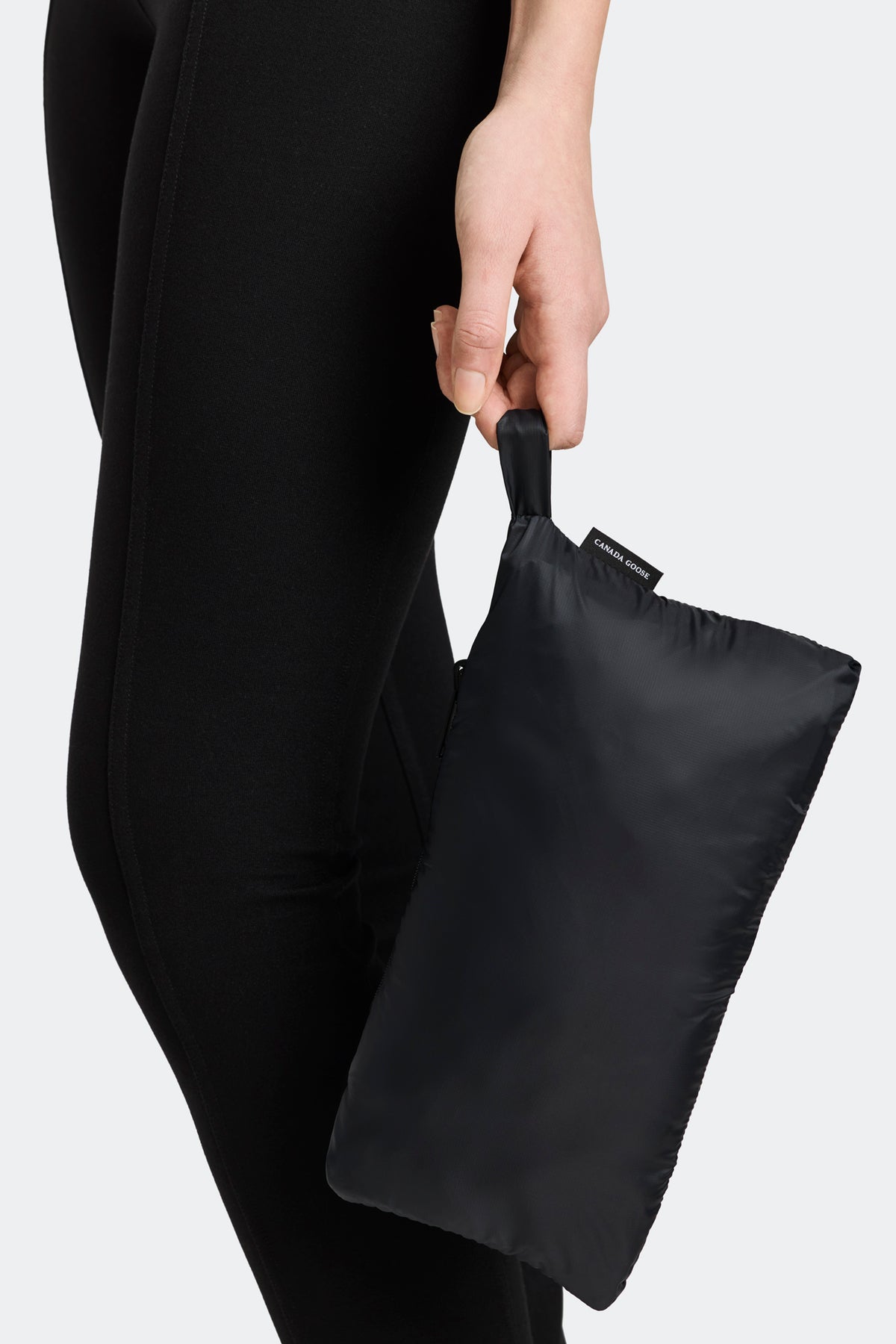 Aethera Vest - Black 9061 - on_detail_01