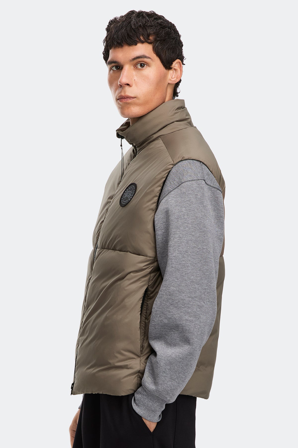 Lodge Vest Black Disc - Taupe Grey 9394 - on_side_01