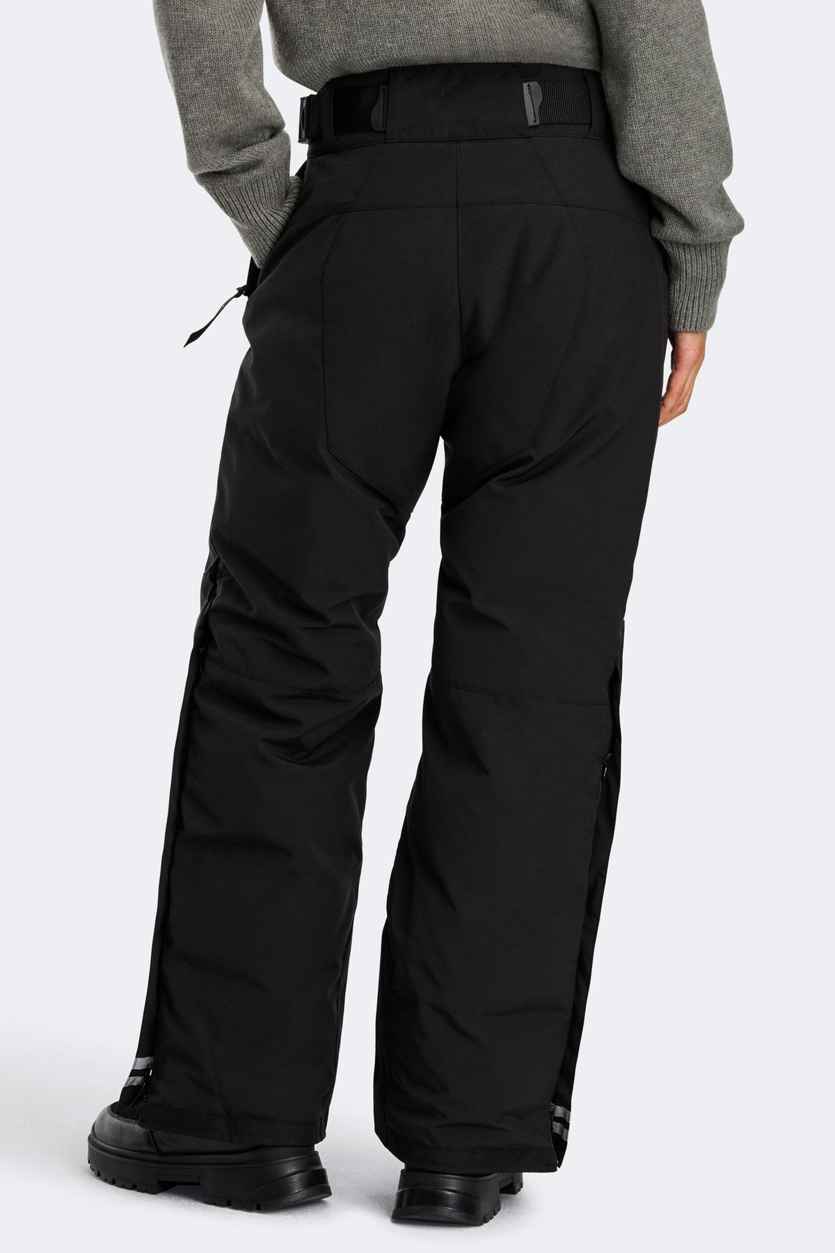 Tundra Pant - Black 9061 - on_side_01