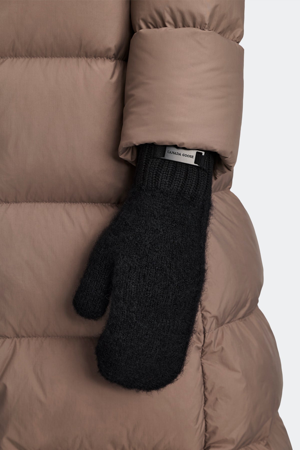 Alpaca Mitten - Black 9061 - on_front_01