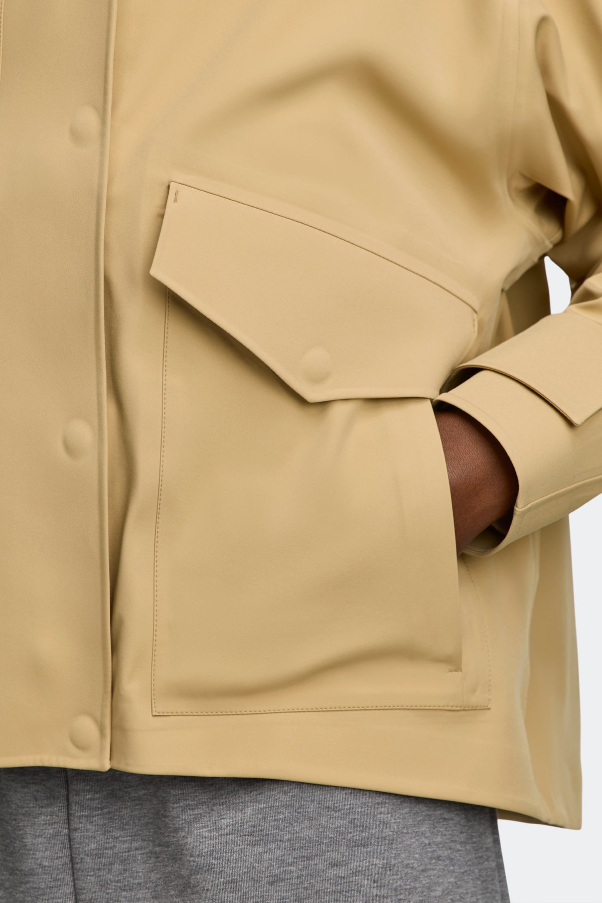 Tofino Rain Jacket Black Disc - Timber Sand 9110 - on_detail_01