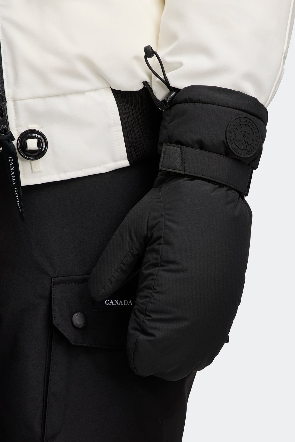 Fundamental Mitten - Black 9061 - on_front_01