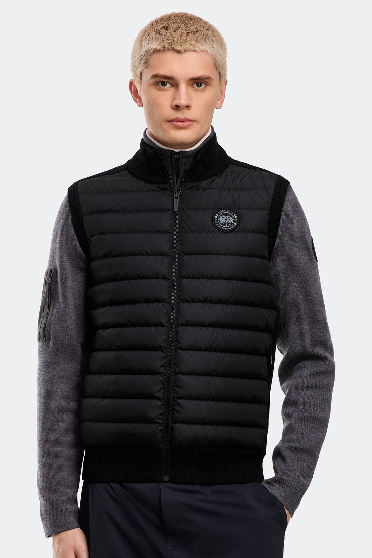 HyBridge® Knit Vest Black Disc - Black 61 - on_side_01