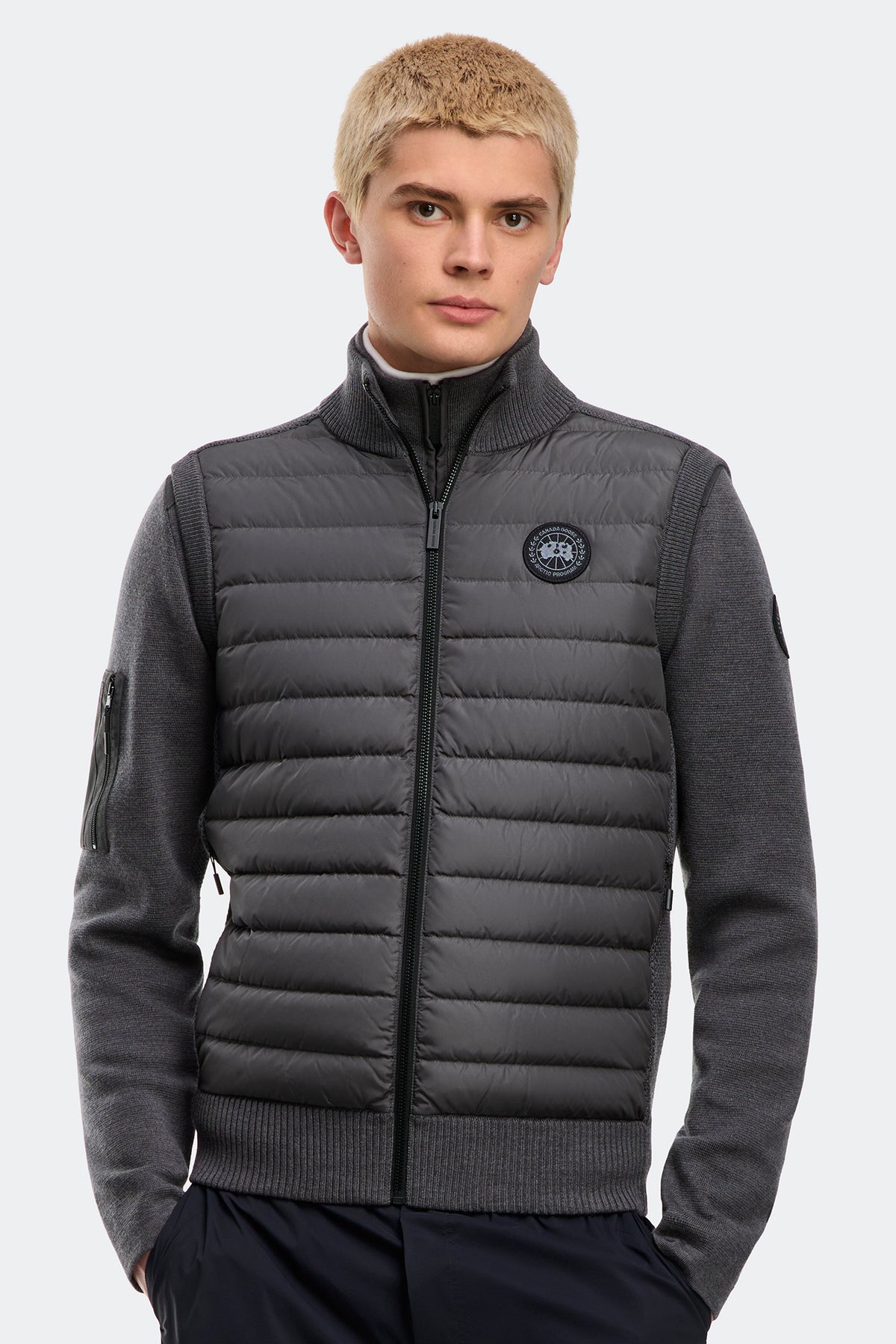 HyBridge® Knit Vest Black Disc - Iron Grey 699 - on_front_closed_01