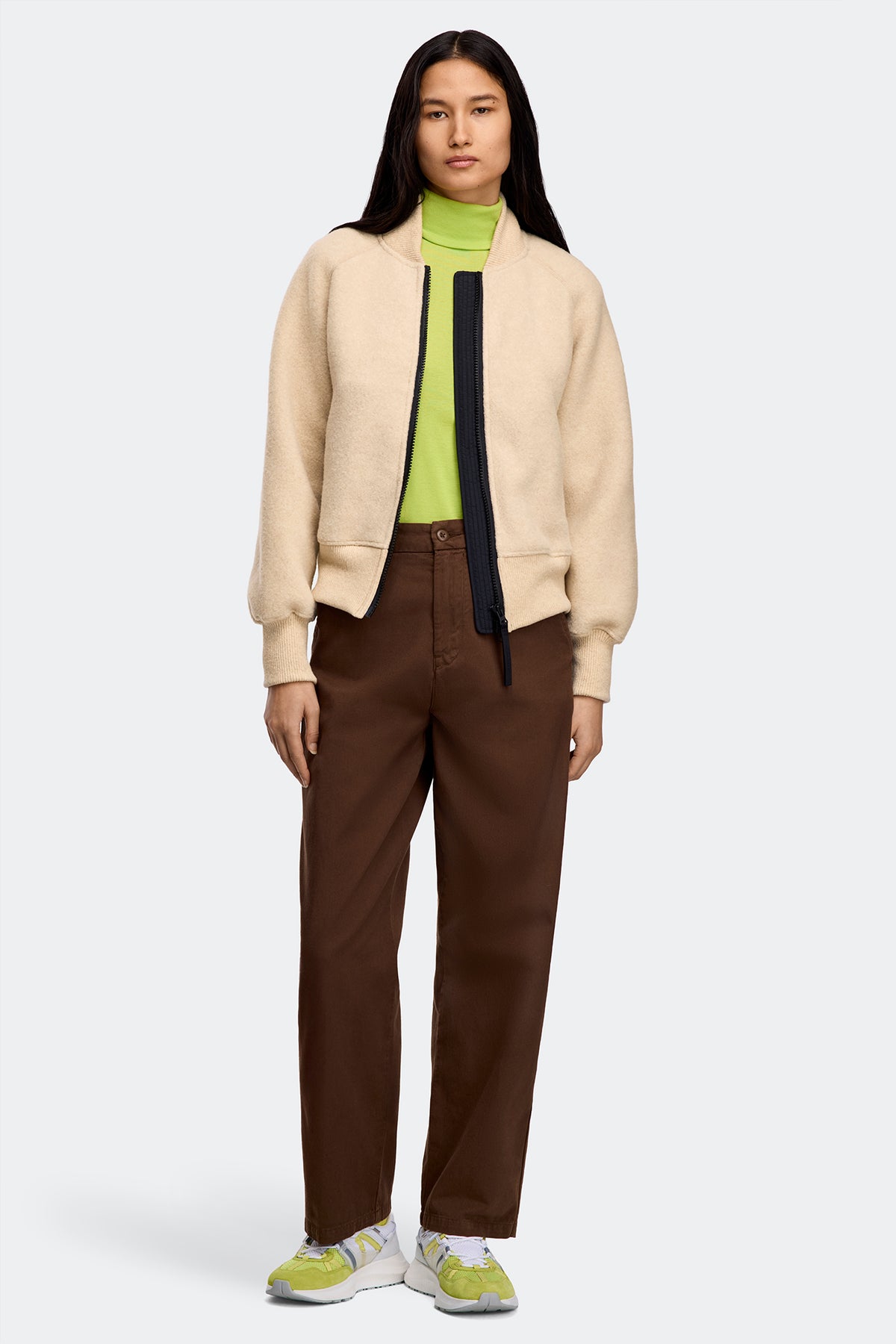 Sierra Fleece Bomber Black Disc - Light Tan 9950 - on_full_body_01