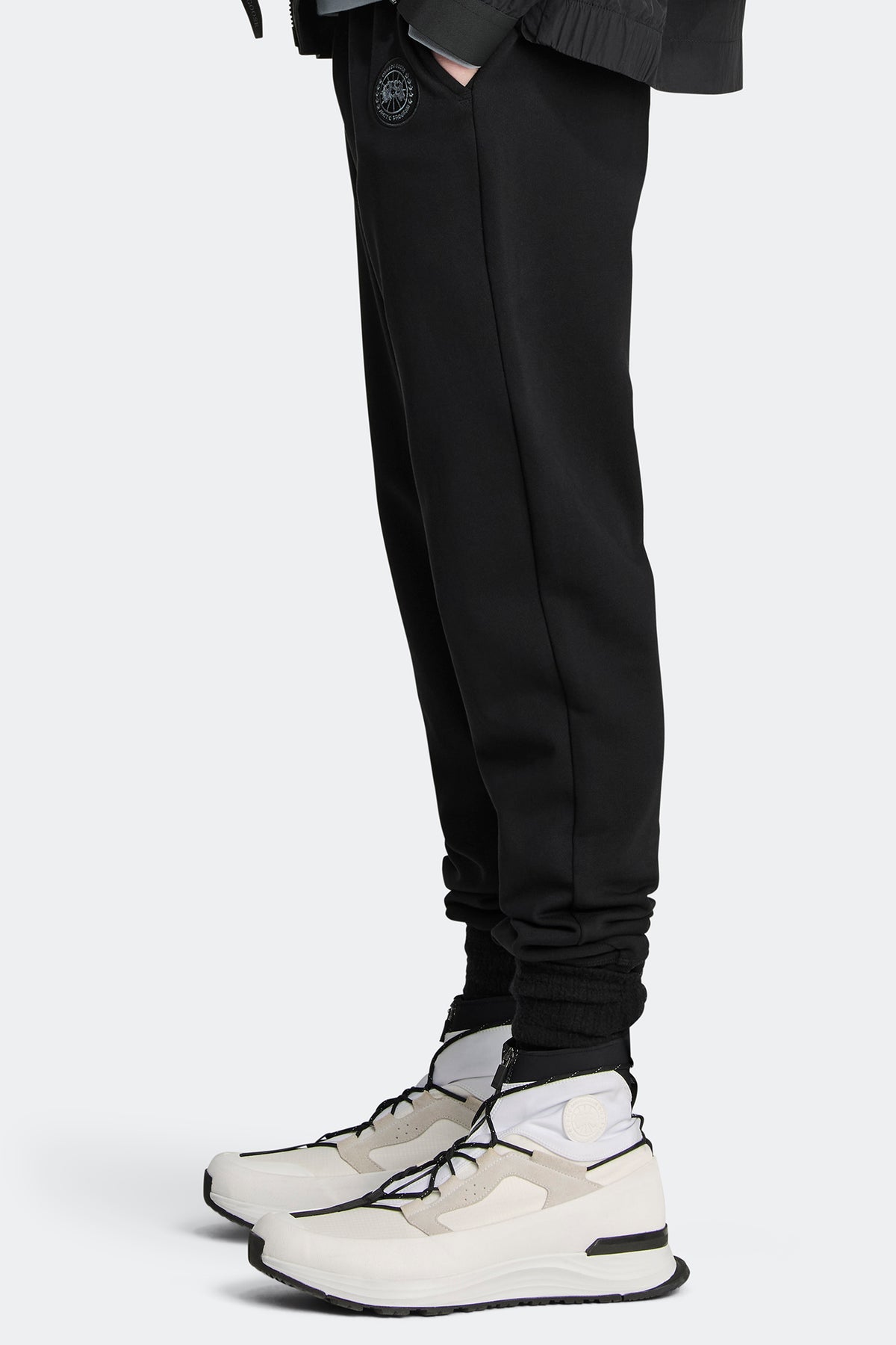 Huron Jogger Black Disc - Black 61 - on_side_01